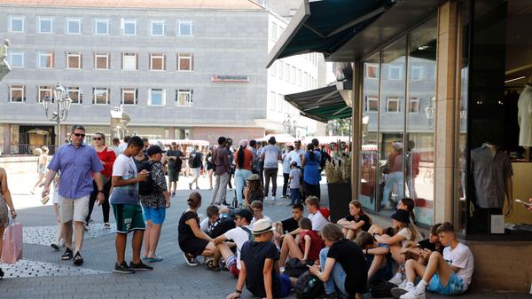Hauptsache Schatten, auch wenn man sich dafür auf die Straße setzen muss.