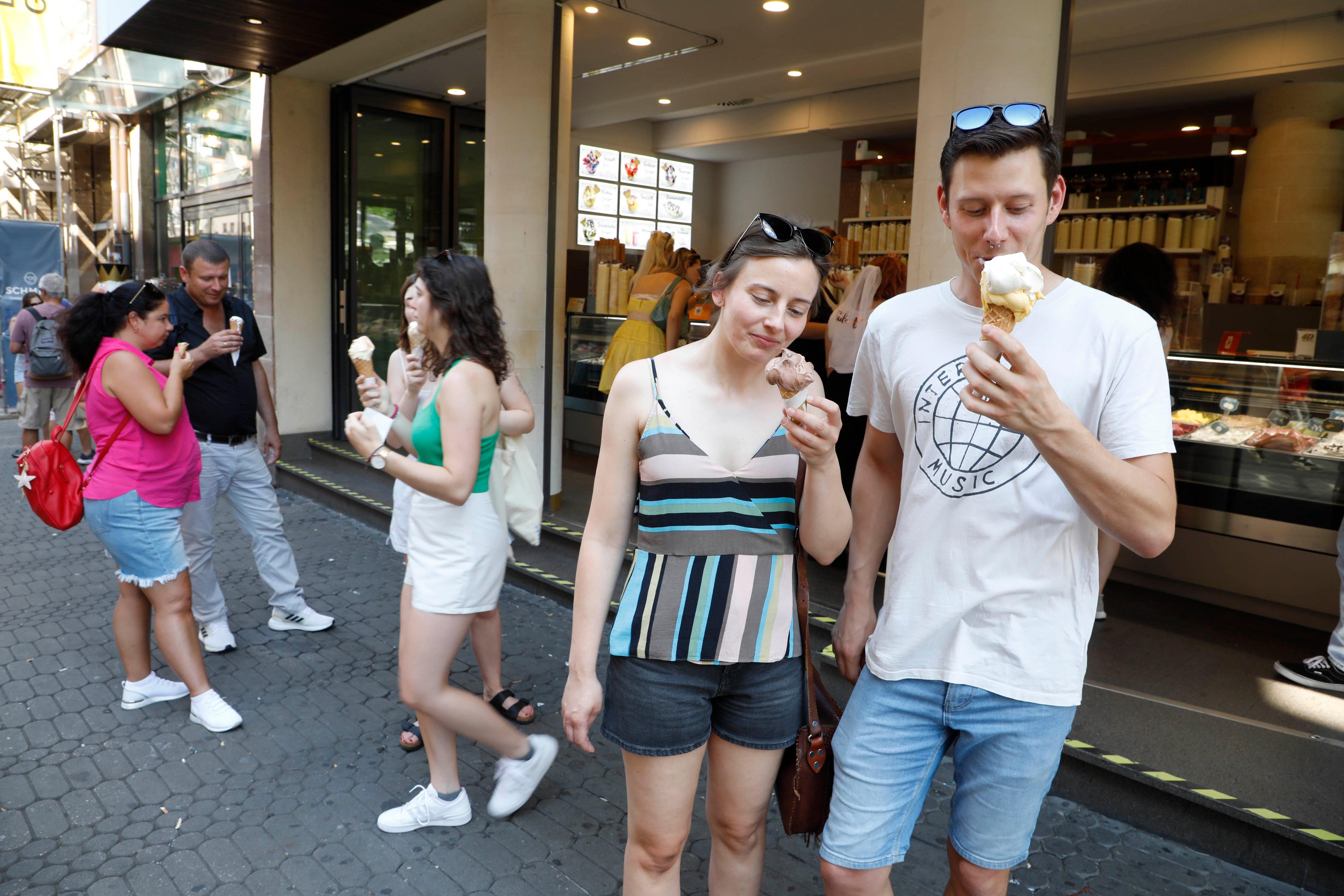 Leckere Erfrischung: Vor dem Eiscafe "La Gelateria 4d" genießen Michaela Höhn und Daniel Münch ihr Eis