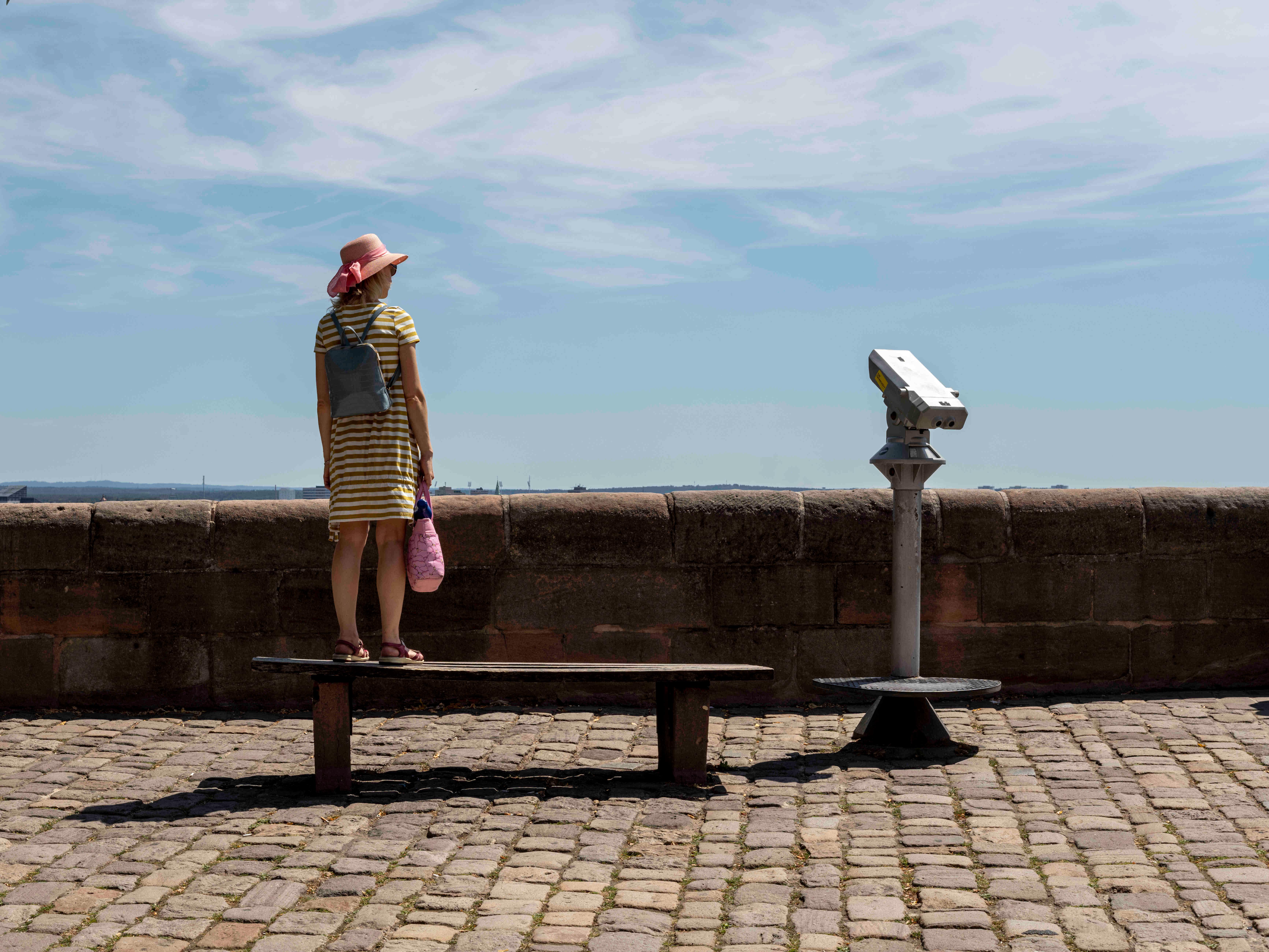Ein grandioser Ausblick und eine schweißtreibende Umgebung. Das Pflaster und der Sandstein auf der Freiung der Kaiserburg heizten sich mächtig auf.