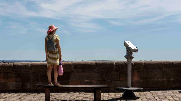 Ein grandioser Ausblick und eine schweißtreibende Umgebung. Das Pflaster und der Sandstein auf der Freiung der Kaiserburg heizten sich mächtig auf.