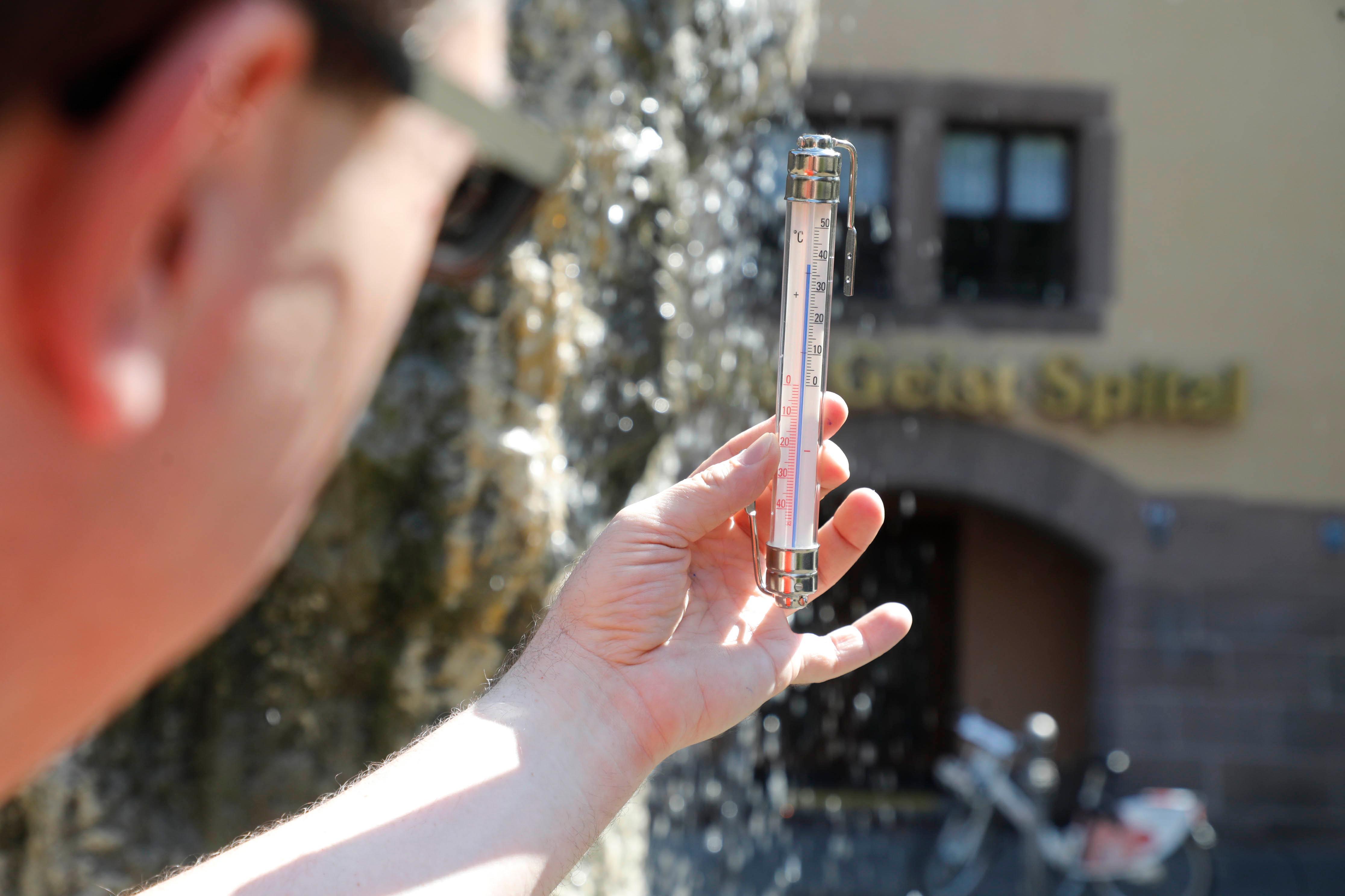 Der Brunnen vor der Commerzbank bringt nicht viel Abkühlung. Am Hans-Sachs-Spital zeigte das Thermometer zeitweise bis zu 40 Grad an.