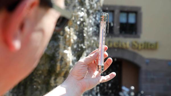 Der Brunnen vor der Commerzbank bringt nicht viel Abkühlung. Am Hans-Sachs-Spital zeigte das Thermometer zeitweise bis zu 40 Grad an.