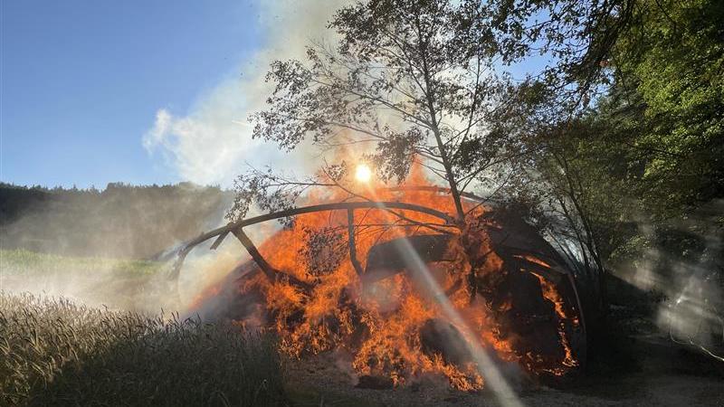 Als die ersten Feuerwehren am Einsatzort ankommen, stand die Scheune bereits voll in Brand.