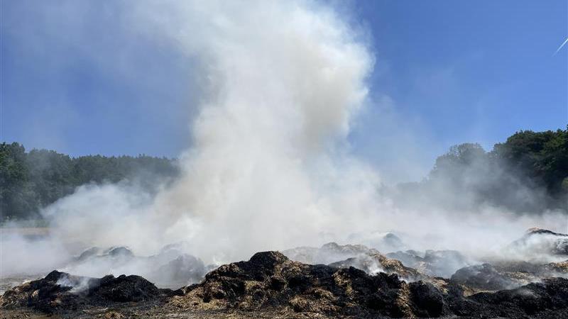 Nachdem der Brand oberflächlich gelöscht war, mussten die glühenden Heuballen auseinander gezogen werden.