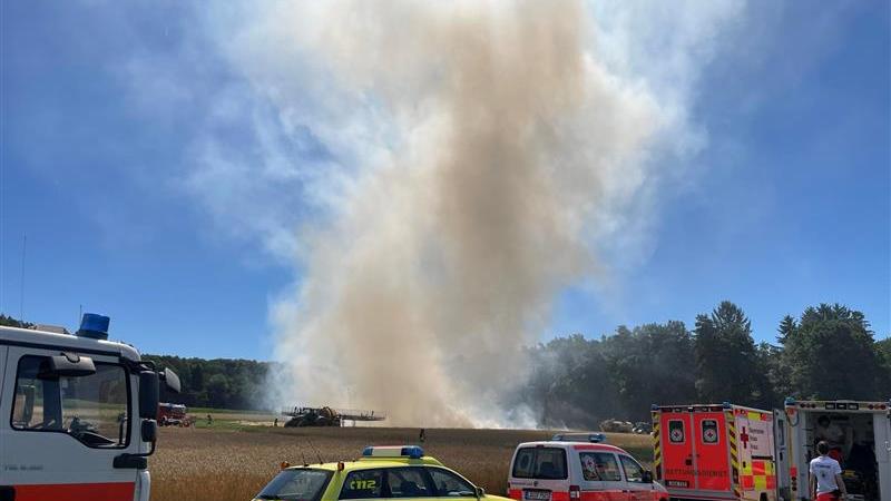 Rund 200 Einsatzkräfte waren im Einsatz, darunter auch BRK, THW und Landwirte, die mit Güllefässern Löschwasser herbeischafften.