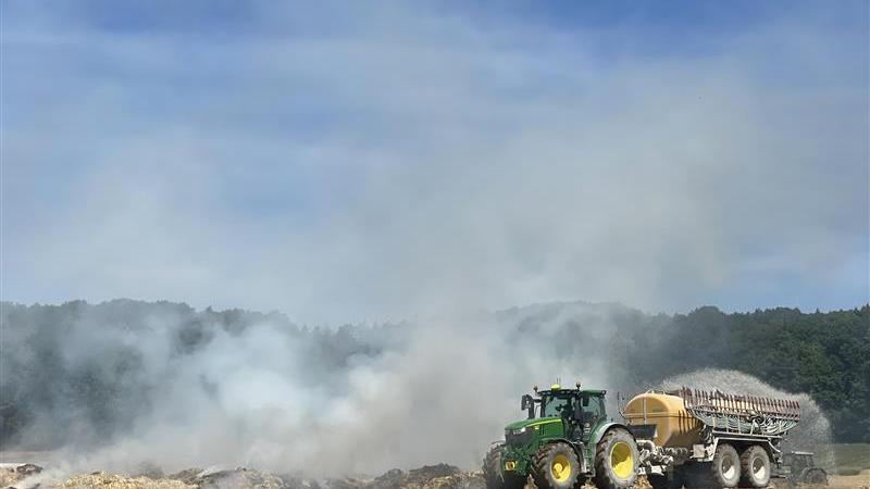 Zahlreiche Landwirte ließen ihre Arbeit liegen und halfen beim Löschen mit.