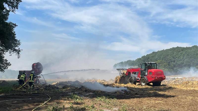 Mit einem Radlader wurden die Heuballen auseinander gezogen und von der Feuerwehr sofort gelöscht.