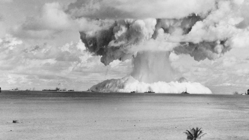 Der Bikini schlug in der damals noch prüden Modewelt ein wie eine Bombe - und das ist durchaus wörtlich gemeint: Benannt wurde der Zweiteiler nach den Atombombenversuchen der Amerikaner auf dem Bikini-Atoll.