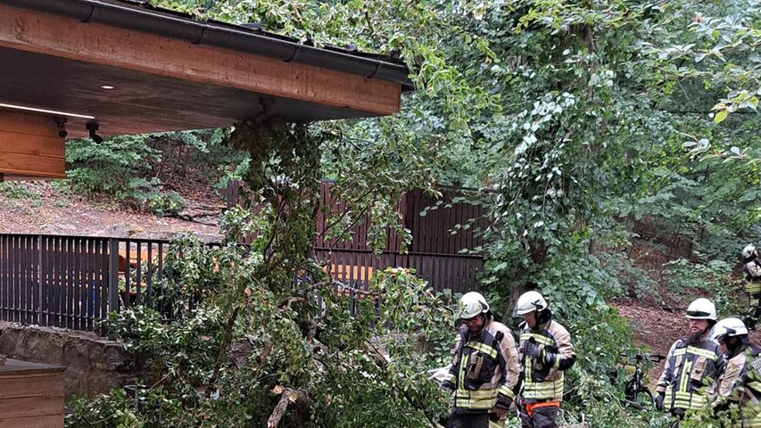 BRK und Feuerwehr waren im Einsatz am Bierkeller in Neuhaus. BRK und Feuerwehr waren im Einsatz am Bierkeller in Neuhaus.