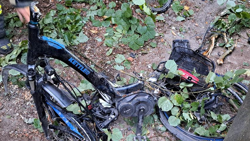 Auch eine Reihe von Fahrrädern wurden demoliert. Auch eine Reihe von Fahrrädern wurden demoliert.