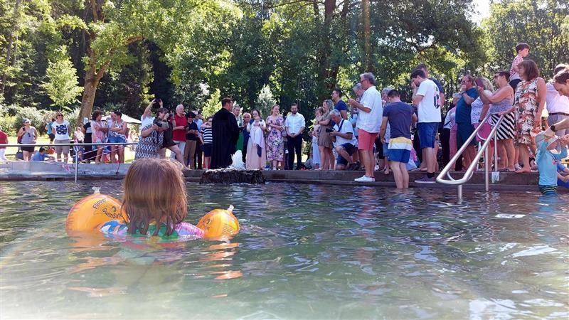 Schwimmen statt in der Kirchenbank sitzen: Wer die Taufe hautnah erleben wollte, konnte am Samstag auch schwimmenderweise daran teilhaben - beim Tauffest im Naturbad Weißenbrunn.