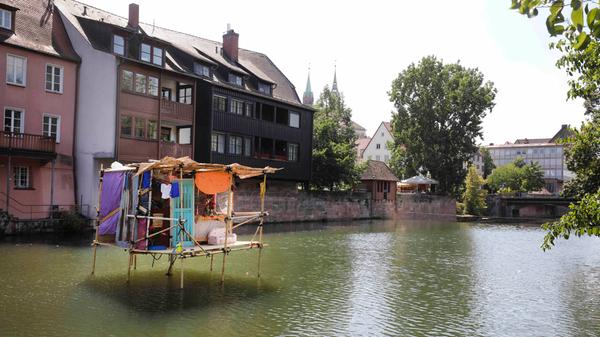 Kunstobjekt mitten im Fluss