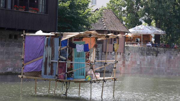 Kunstobjekt mitten im Fluss