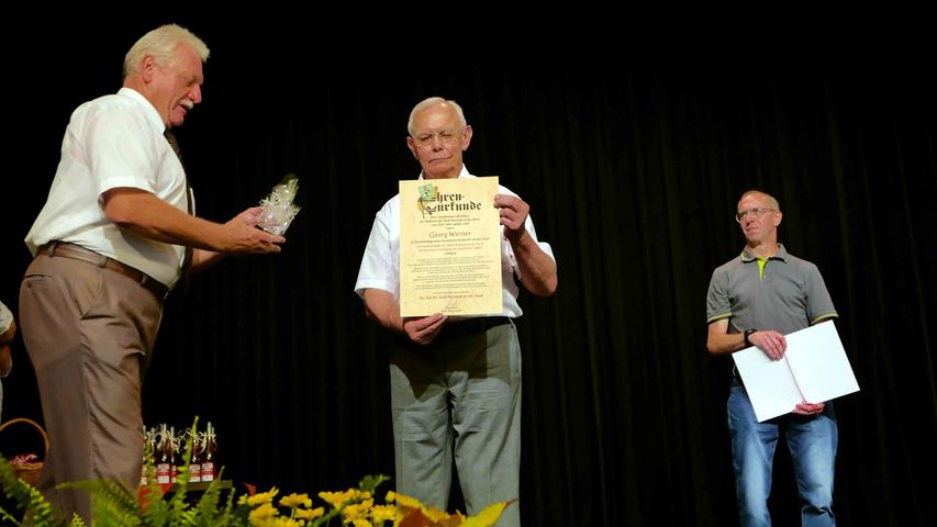 Über die Ehrenmedaille freuen konnte sich Georg Werner (Mitte), einen der beiden Ehrenbriefe erhielt Stefan Müller (r.).