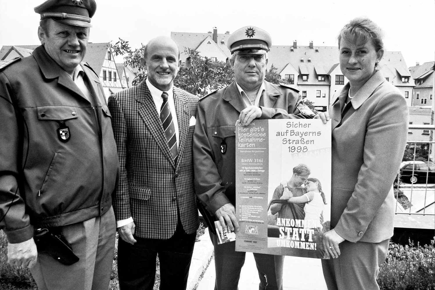 Hoffen auf den Erfolg der Sicherheitsaktion: Polizeichef Heinz Geldner, Sparkassendirektor Matthias Böhlein, Verkehrssachbearbeiter Roland Achmann und Sparkassen-Werbeleiterin Ursula Waschkuhn-Hofmann. Seit nunmehr 25 Jahren wird vom bayerischen Innenministerium und mit Unterstützung der Sparkassen die Aktion "Sicher auf Bayerns Straßen" durchgeführt. Ziel ist es, alle Verkehrsteilnehmenden auf die drohenden Gefahren im Straßenverkehr aufmerksam zu machen.