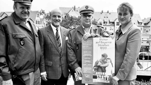 Hoffen auf den Erfolg der Sicherheitsaktion: Polizeichef Heinz Geldner, Sparkassendirektor Matthias Böhlein, Verkehrssachbearbeiter Roland Achmann und Sparkassen-Werbeleiterin Ursula Waschkuhn-Hofmann. Seit nunmehr 25 Jahren wird vom bayerischen Innenministerium und mit Unterstützung der Sparkassen die Aktion "Sicher auf Bayerns Straßen" durchgeführt. Ziel ist es, alle Verkehrsteilnehmenden auf die drohenden Gefahren im Straßenverkehr aufmerksam zu machen.