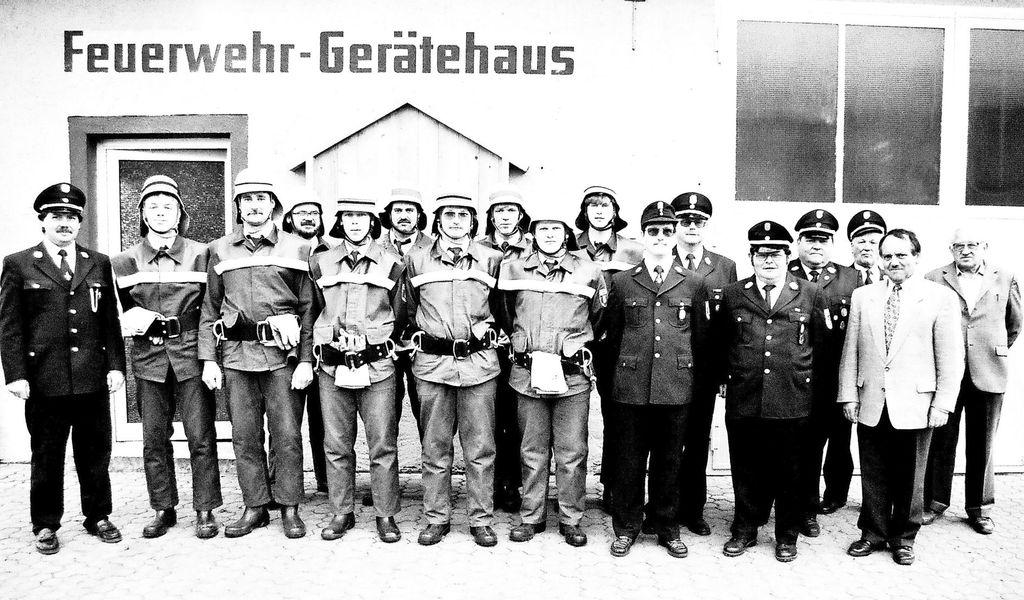 In Igelsbach stellt eine Löschgruppe der Freiwilligen Feuerwehr bei der Abnahme des Leistungsabzeichens ihr Können unter Beweis. Die Prüfung bestehen: Gruppenführer Michael Rachinger (Bronze) Maschinist Martin Kränzlein, Georg Buchinger, Gerd Nehmeier, Fritz Kränzlein (Gold-Grün), Roland Kühleis (Gold-Rot), Holger Messerer, Christoph Koch (beide Bronze), sowie Helmut Billner (Bronze). Ebenfalls auf dem Foto: Prüfungsabnehmer, Ehrenvorstand Hermann Steinbauer und Bürgermeister Fritz Walter. 