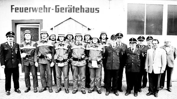 In Igelsbach stellt eine Löschgruppe der Freiwilligen Feuerwehr bei der Abnahme des Leistungsabzeichens ihr Können unter Beweis. Die Prüfung bestehen: Gruppenführer Michael Rachinger (Bronze) Maschinist Martin Kränzlein, Georg Buchinger, Gerd Nehmeier, Fritz Kränzlein (Gold-Grün), Roland Kühleis (Gold-Rot), Holger Messerer, Christoph Koch (beide Bronze), sowie Helmut Billner (Bronze). Ebenfalls auf dem Foto: Prüfungsabnehmer, Ehrenvorstand Hermann Steinbauer und Bürgermeister Fritz Walter.