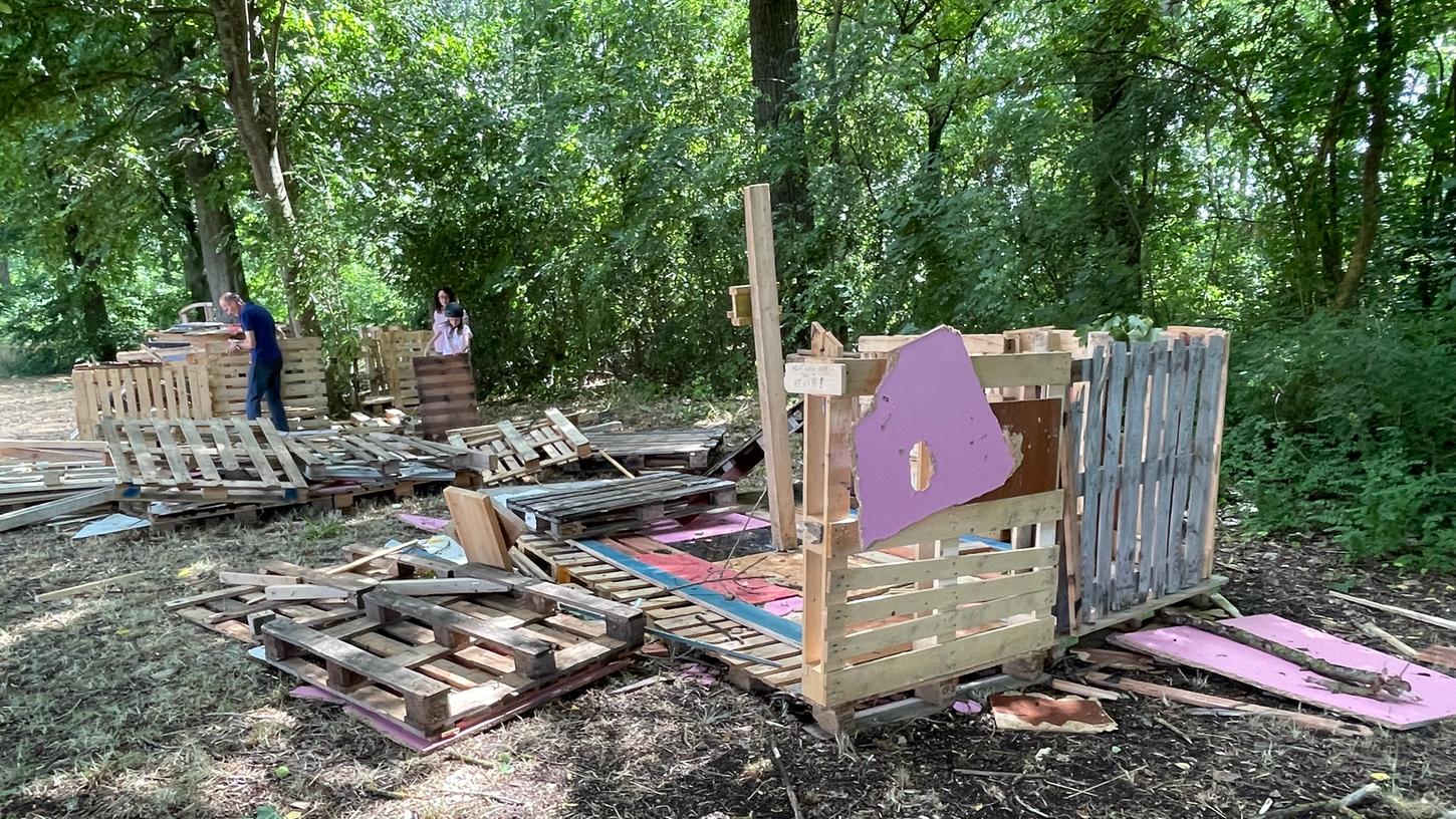 Vandalismus pur: Frustriert schaut sich die Familie die Zerstörung der Bad Windsheimer Hüttenstadt an. Vandalismus pur: Frustriert schaut sich die Familie die Zerstörung der Bad Windsheimer Hüttenstadt an.