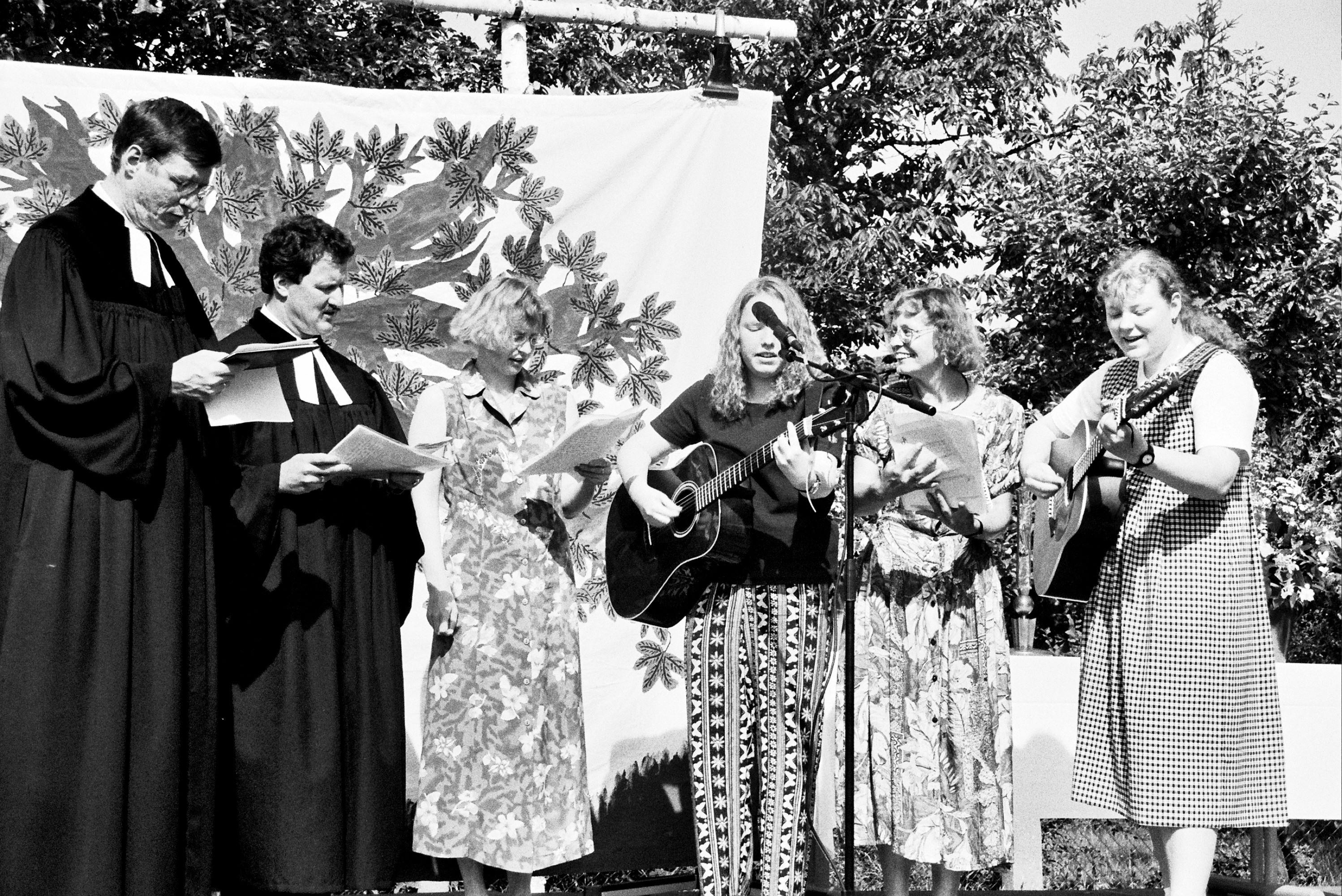Pfarrer Dietrich Nicol, (links), Pfarrer Michael Fleps mit Kirchengemeindegliedern beim Gemeindefest der evangelischen Kirchengemeinde Gunzenhausen. Der Umgang des Menschen mit der Natur steht im Mittelpunkt des Gemeindefests der evangelischen Kirchengemeinde Gunzenhausen im Lutherhaus. Unter dem Motto: "Geh’ aus mein, Herz und suche Freud" wird an die Besucher appelliert, Gottes Schöpfung zu hüten, zu pflegen und zu bewahren.