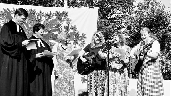 Pfarrer Dietrich Nicol, (links), Pfarrer Michael Fleps mit Kirchengemeindegliedern beim Gemeindefest der evangelischen Kirchengemeinde Gunzenhausen. Der Umgang des Menschen mit der Natur steht im Mittelpunkt des Gemeindefests der evangelischen Kirchengemeinde Gunzenhausen im Lutherhaus. Unter dem Motto: "Geh’ aus mein, Herz und suche Freud" wird an die Besucher appelliert, Gottes Schöpfung zu hüten, zu pflegen und zu bewahren.