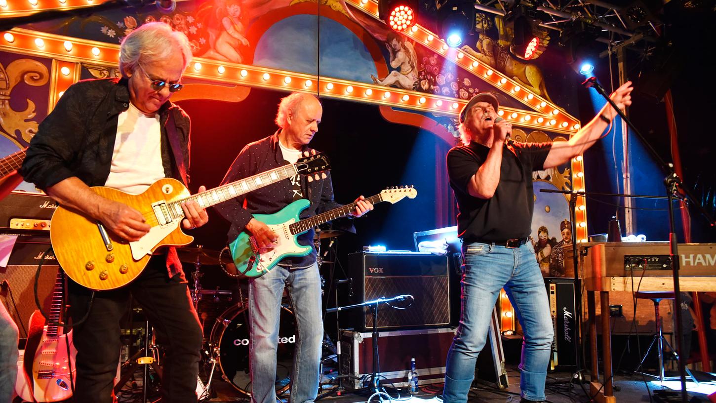 Aals Pianist Hans Wittmann für AC/DCs „All Night Long“ zu Schiebermütze und Mikro griff, tobte das Zelt. Aals Pianist Hans Wittmann für AC/DCs „All Night Long“ zu Schiebermütze und Mikro griff, tobte das Zelt.