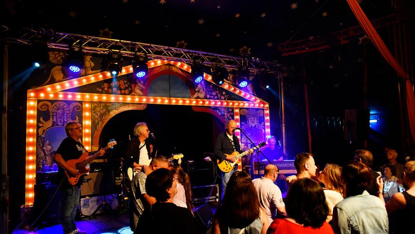 Converted rockten das Circus-Zelt. Converted rockten das Circus-Zelt.