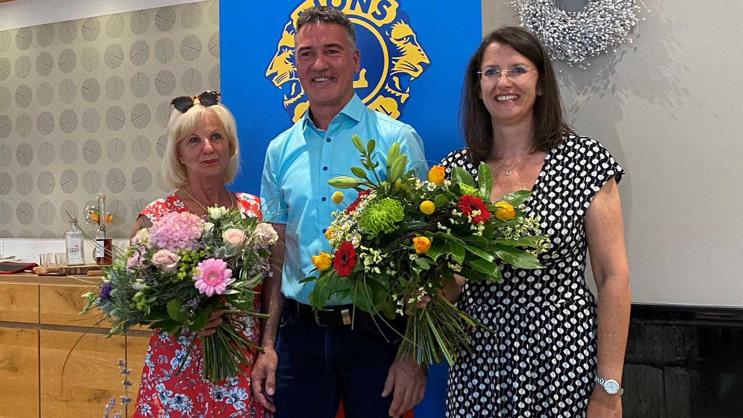 Die neu gewählte Führungsspitze des Lions Club Altmühltal, von links: Elisabeth Stützer (1. Vize-Präsidentin), Friedrich Kipf (Past-Präsident) und Brigitte Güllich (Präsidentin). Die neu gewählte Führungsspitze des Lions Club Altmühltal, von links: Elisabeth Stützer (1. Vize-Präsidentin), Friedrich Kipf (Past-Präsident) und Brigitte Güllich (Präsidentin).