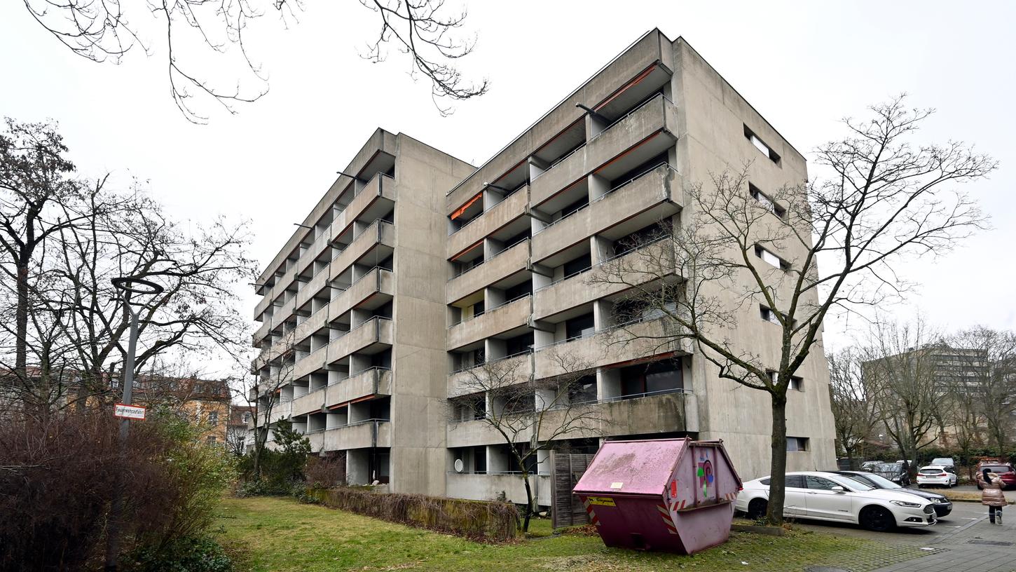Ein Bürgerbegehren richtet sich gegen die geplante Umnutzung des ehemaligen Schwesternwohnheims in der Hindenburgstraße für Bürozwecke. Stattdessen solle wieder arbeitsplatznaher Wohnraum geschaffen werden.