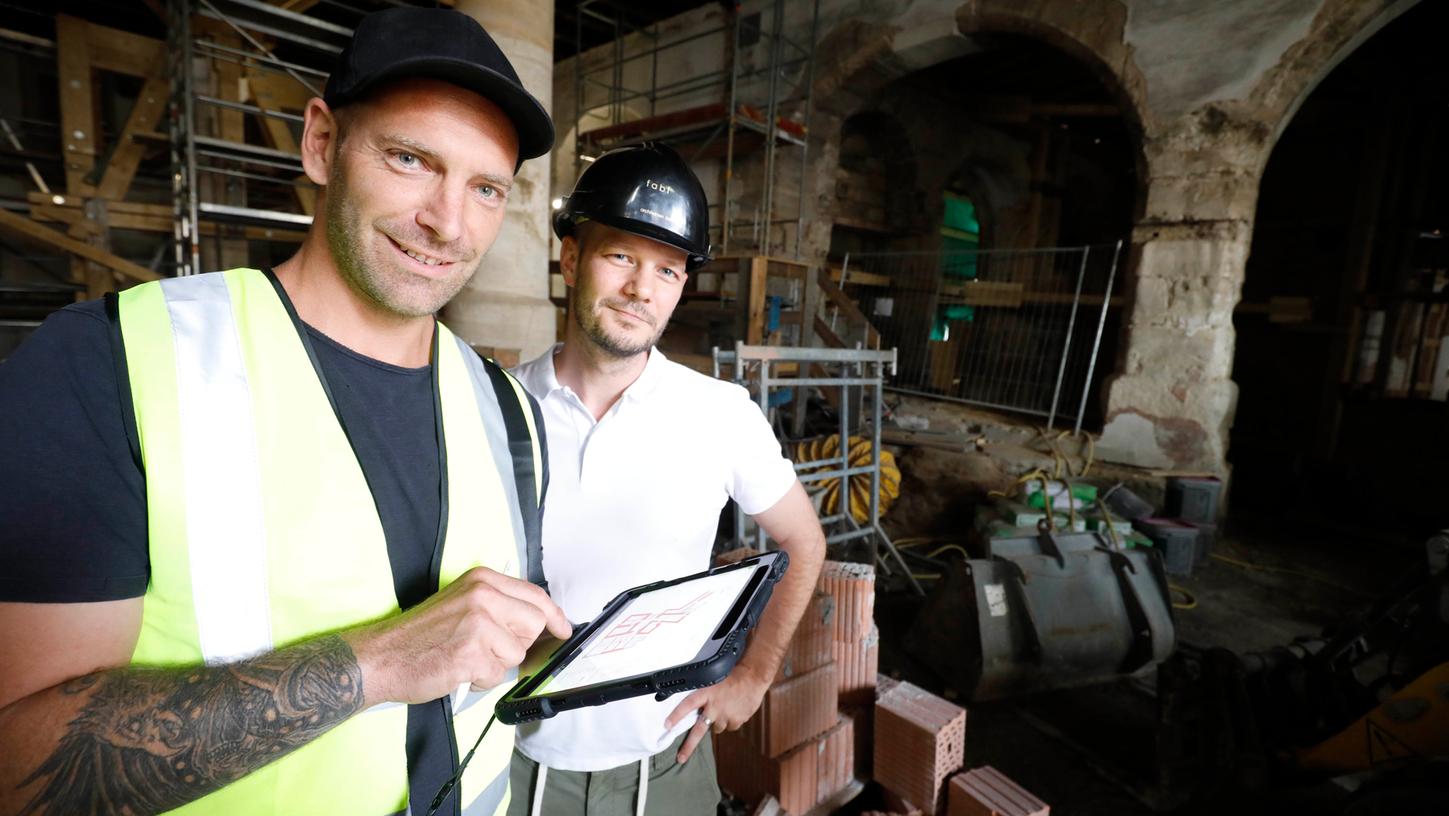 Heiko Böhl (links) und Peter Krackler nutzen die "Capmo"-App, um die Riesenbaustelle Rathaus Forchheim zu koordinieren.