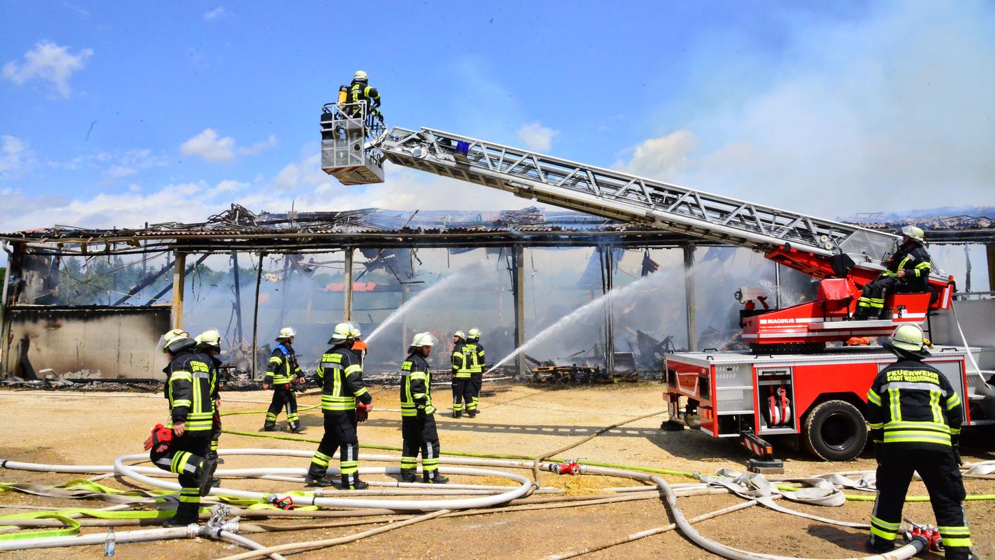 Mit etlichen Strahlrohren und der Drehleiter der Weißenburger Feuerwehr wurden die Flammen in der langgestreckten Lager- und Maschinenhalle auf dem Aussiedlerhof bei Rothenstein bekämpft. So konnte ein Teil des Gebäudes noch gerettet werden. Mit etlichen Strahlrohren und der Drehleiter der Weißenburger Feuerwehr wurden die Flammen in der langgestreckten Lager- und Maschinenhalle auf dem Aussiedlerhof bei Rothenstein bekämpft. So konnte ein Teil des Gebäudes noch gerettet werden.