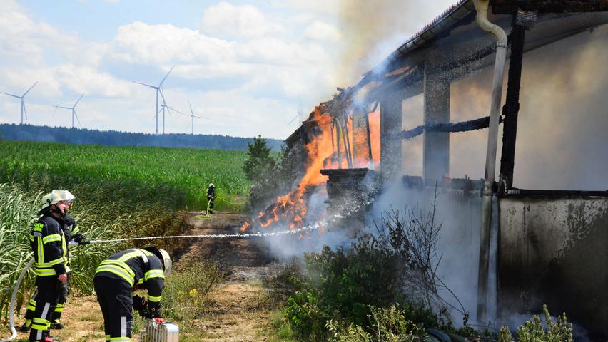 Als die Feuerwehrleute anrückten, war die Halle schon weitgehend ein Raub der Flammen geworden, die teils meterhoch aus den nicht mehr vorhandenen Seitenwänden loderten. Als die Feuerwehrleute anrückten, war die Halle schon weitgehend ein Raub der Flammen geworden, die teils meterhoch aus den nicht mehr vorhandenen Seitenwänden loderten.