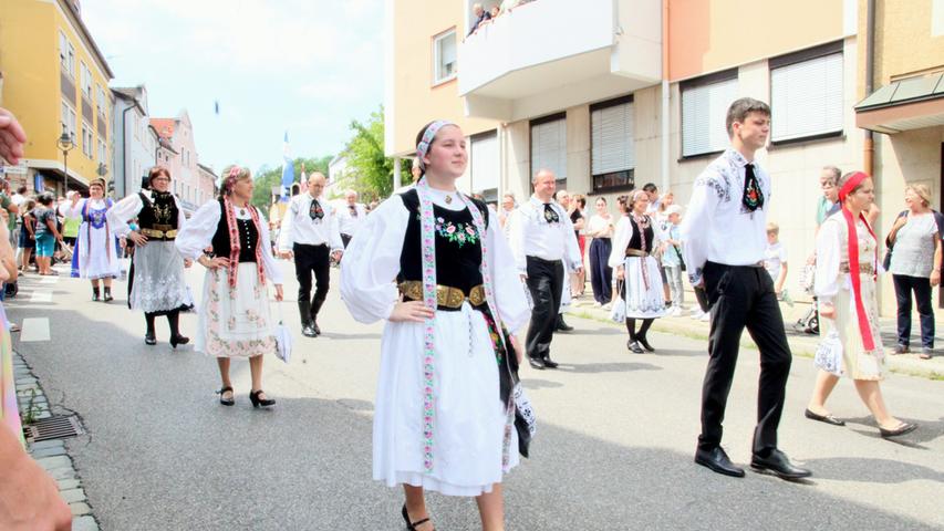 Zum Abschluss des Treuchtlinger Volksfests gab es mit dem Festzug noch einmal einen Höhepunkt. Fast 40 Gruppe zogen unter dem Motto "Die Welt der Musicals" durch die Stadt, auch die Siebenbürger Sachsen liefen mit.
