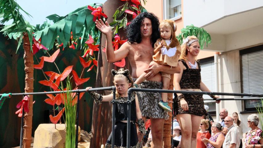 Zum Abschluss des Treuchtlinger Volksfests gab es mit dem Festzug noch einmal einen Höhepunkt. Fast 40 Gruppe zogen unter dem Motto "Die Welt der Musicals" durch die Stadt, auch Tarzan war vertreten.