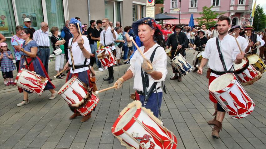 Zum Abschluss des Treuchtlinger Volksfests gab es mit dem Festzug noch einmal einen Höhepunkt. Fast 40 Gruppe, unter ihnen auch Wirichs Volk,  zogen unter dem Motto "Die Welt der Musicals" durch die Stadt.