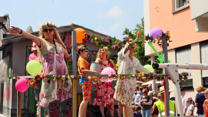 Zum Abschluss des Treuchtlinger Volksfests gab es mit dem Festzug noch einmal einen Höhepunkt. Fast 40 Gruppe zogen unter dem Motto "Die Welt der Musicals" durch die Stadt. Eines der bekanntesten ist sicher das Hippie-Musical "Hair".