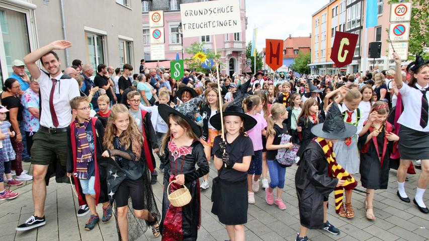 Zum Abschluss des Treuchtlinger Volksfests gab es mit dem Festzug noch einmal einen Höhepunkt. Fast 40 Gruppe zogen unter dem Motto "Die Welt der Musicals" durch die Stadt, hier zu sehen. Die Treuchtlinger Grundschule hatte sich in Harry-Potter-Kostüme geschmissen.  