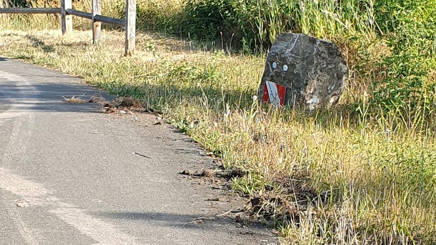 Durch die Unterführung wurde der Steinquader rund 100 Meter in Richtung Lenkersheim gezogen. Durch die Unterführung wurde der Steinquader rund 100 Meter in Richtung Lenkersheim gezogen.