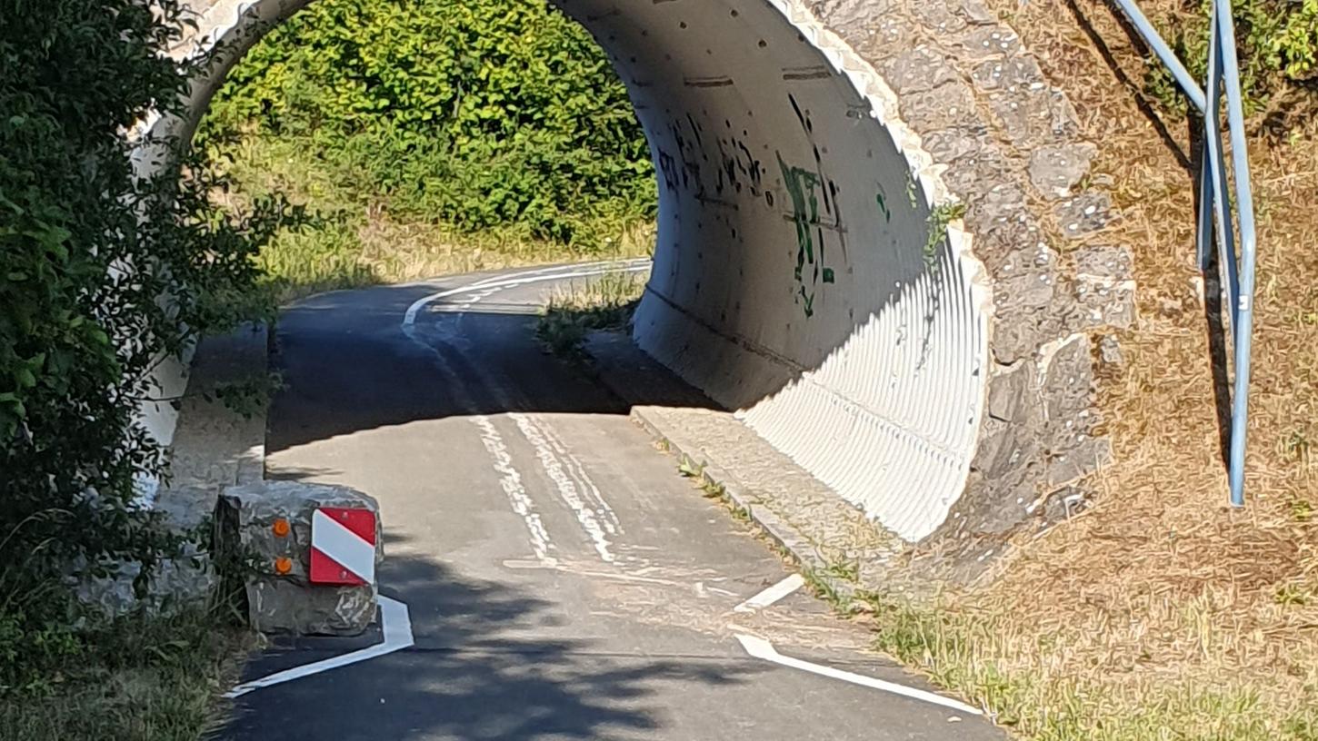Einer der beiden Steinquader zur Begrenzung der Durchfahrt wurde mit großem Aufwand durch die Unterführung gezerrt und in der Böschung abgelegt. Einer der beiden Steinquader zur Begrenzung der Durchfahrt wurde mit großem Aufwand durch die Unterführung gezerrt und in der Böschung abgelegt.