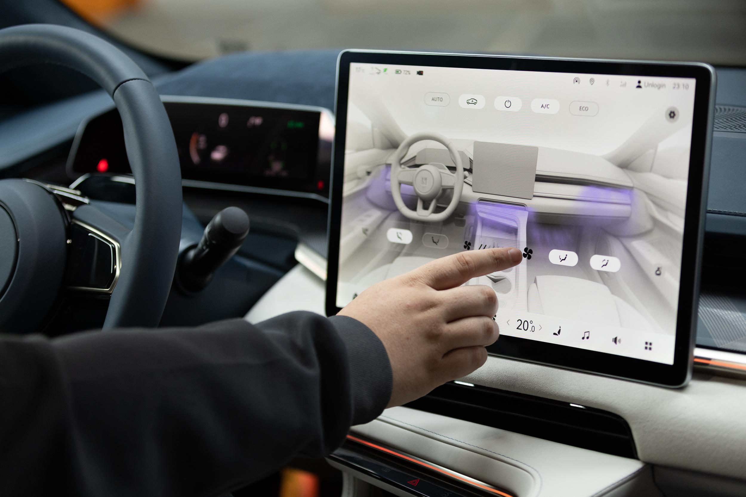 Bis auf ganz wenige physische Taster konzentriert sich die Bedienung auf den voluminösen 15,4-Zoll-Touchscreen. Dass das auch für die Einstellung der Lenkradposition, der Außenspiegel und der Rekuperationsstärke gilt, ist nicht ideal.