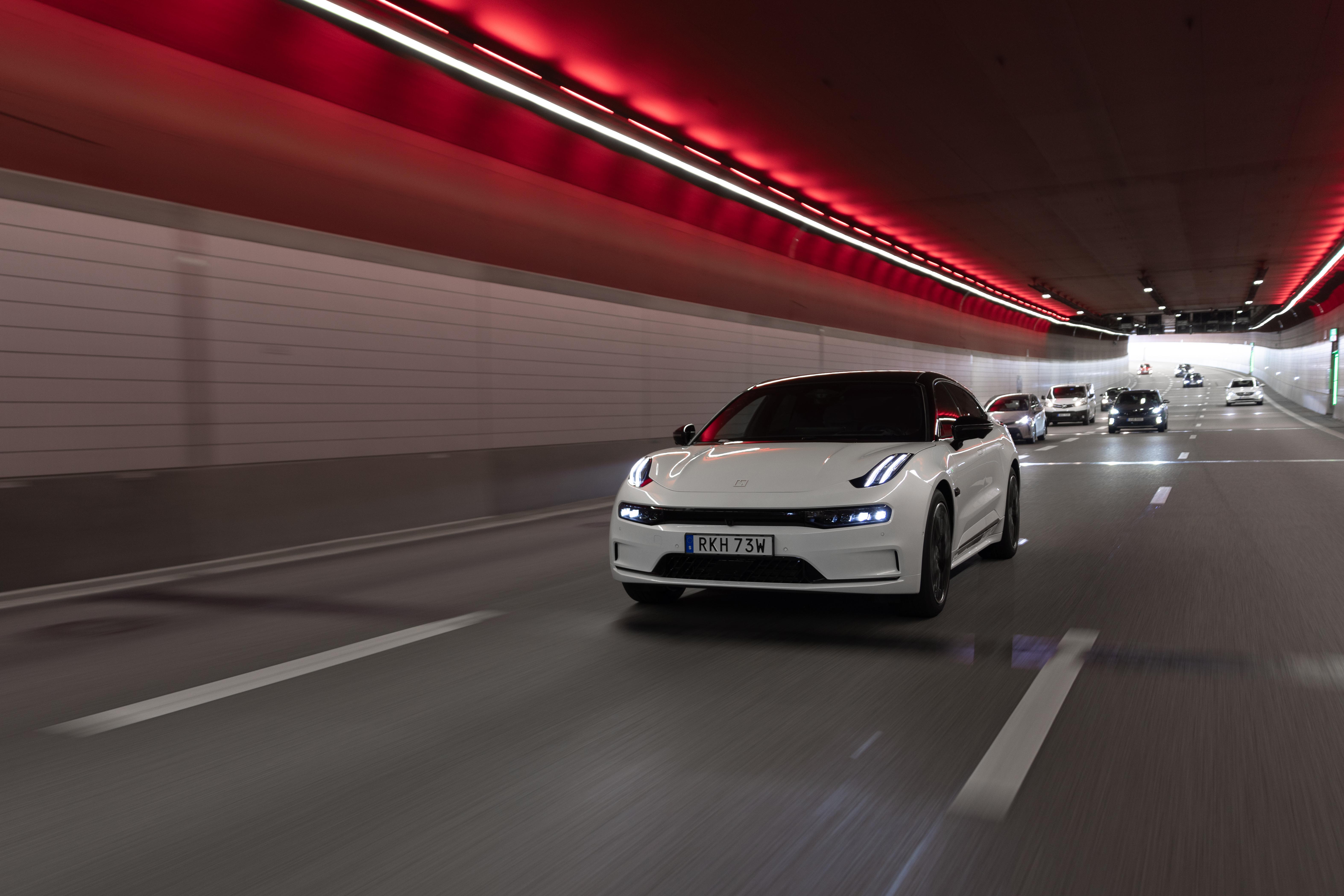 Zeekr bietet den 001 in drei Varianten an, die allesamt ein recht opulentes 100-kWh-Lithium-Ionen-Batteriepack als Energiespeicher nutzen.