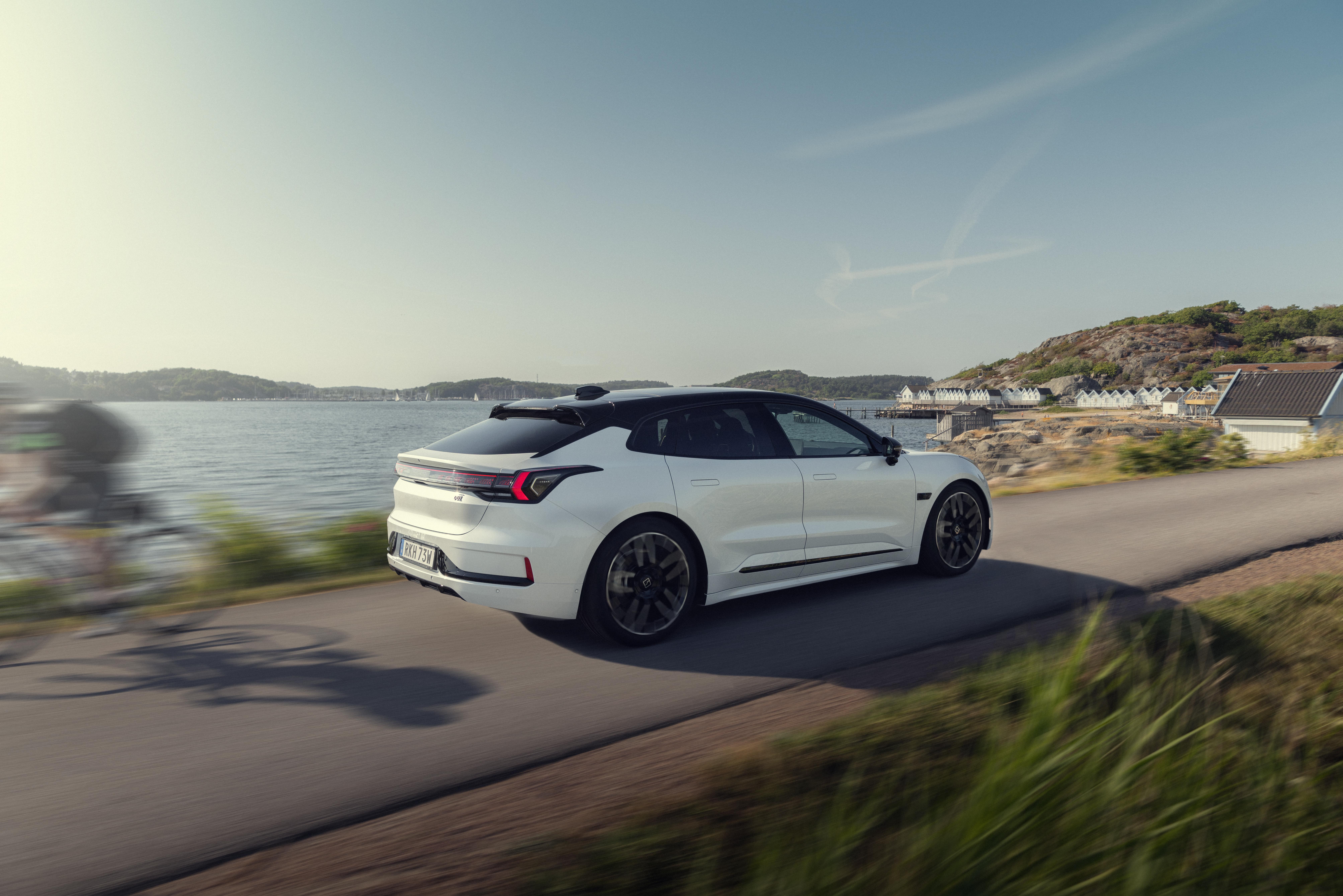 Die beiden höher positionierten 001er namens "Performance" und "Privilege" besitzen jeweils einen zweiten Elektromotor an der Vorderachse, daraus resultieren Allradantrieb und eine Systemleistung von 400 kW/544 PS.