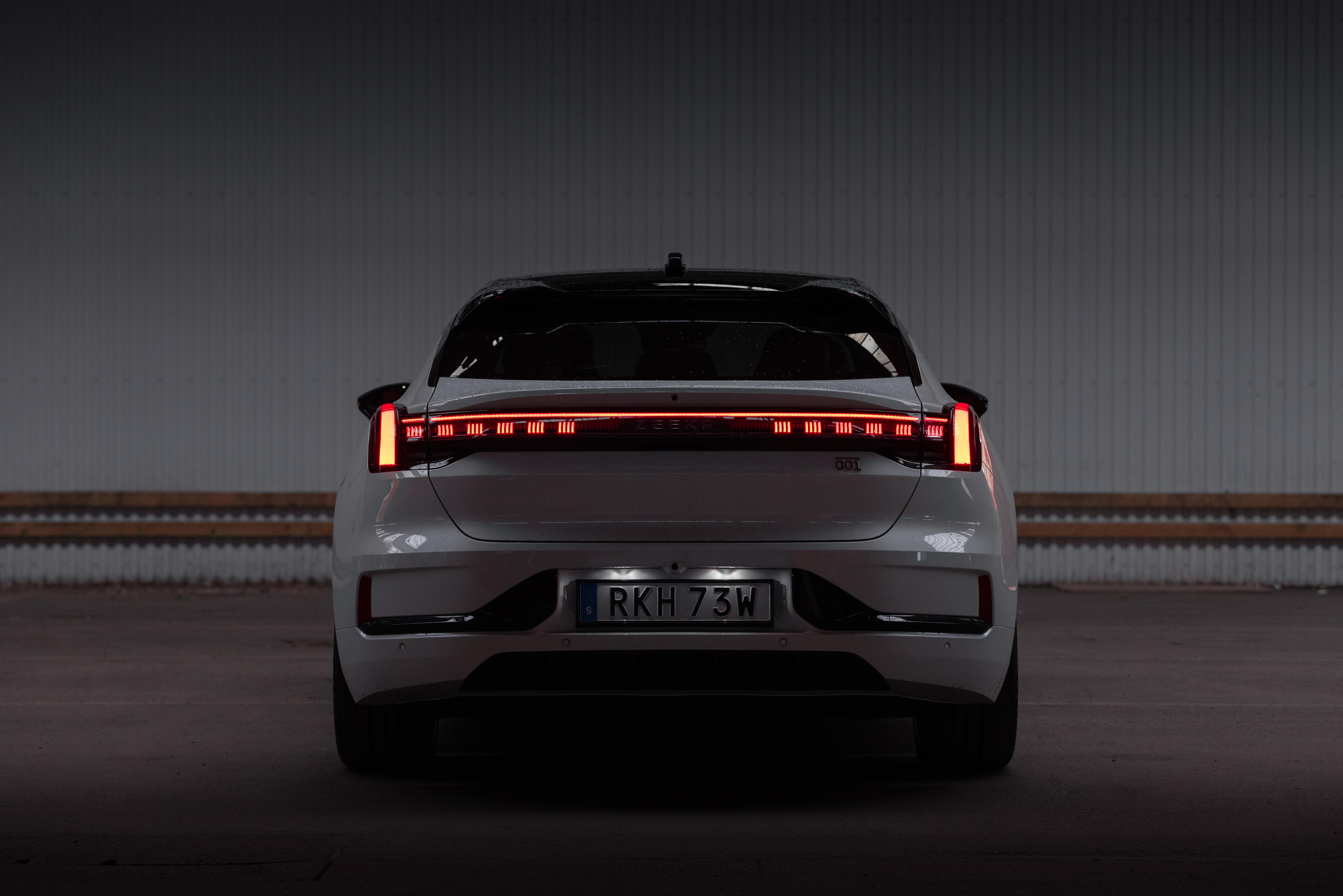 An der Wechselstrom-Wallbox oder -Ladesäule bedient sich der Zeekr 001 mit bis zu 22 kW, das können nicht viele Stromer.