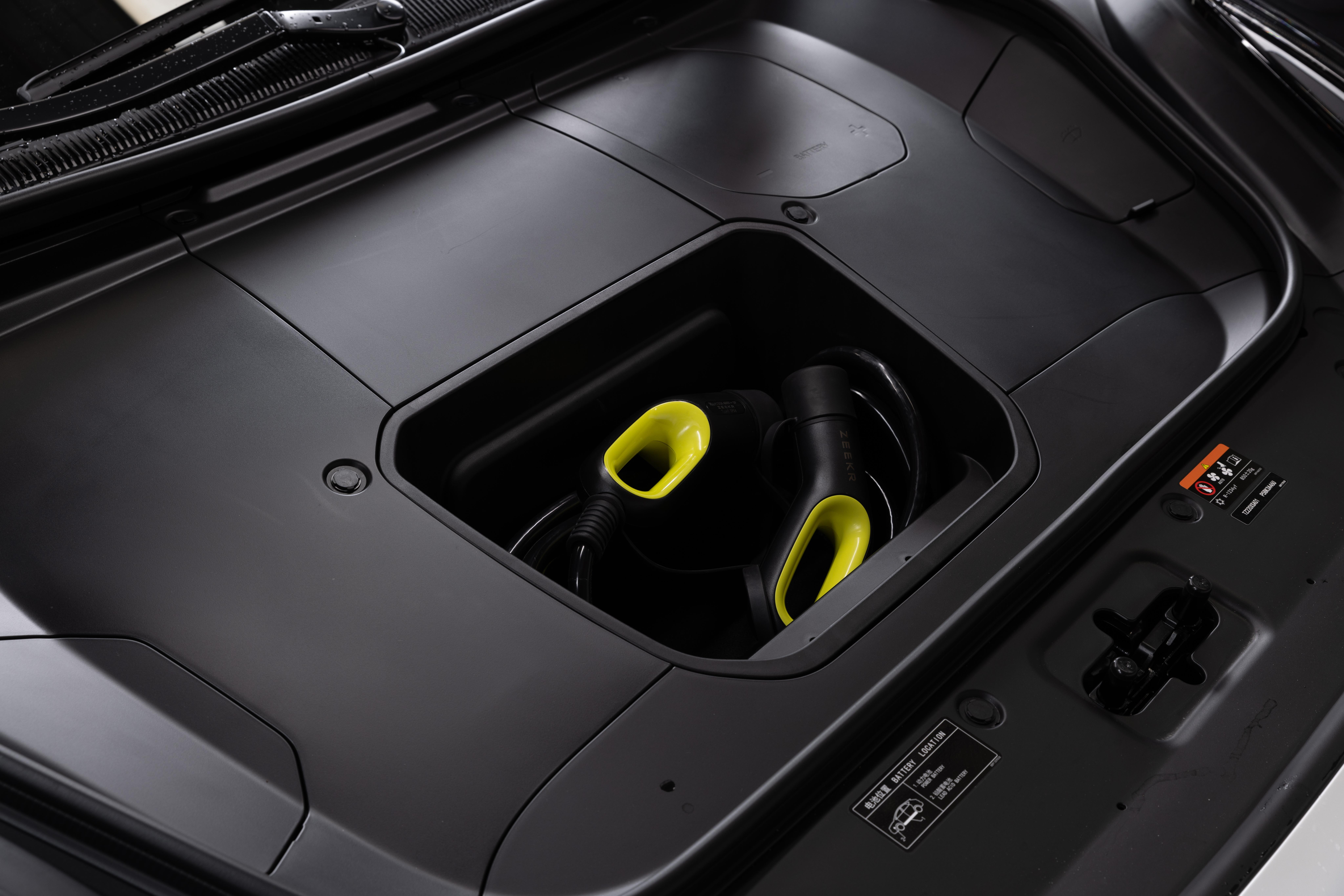 Unter der Fronthaube befindet sich ein "Frunk".