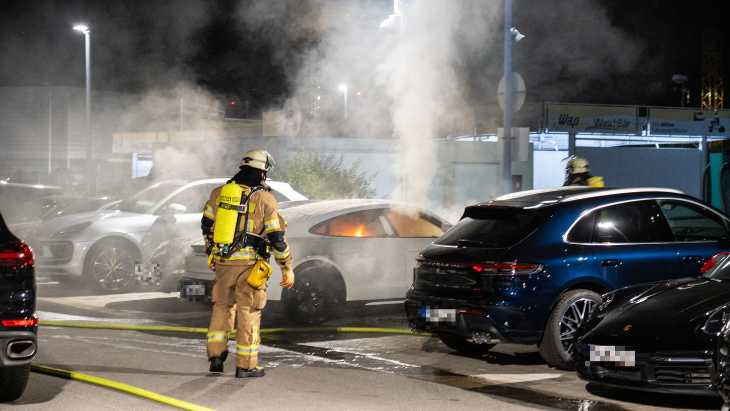 Verletzt wurde niemand, der Porsche war jedoch nicht mehr zu retten.