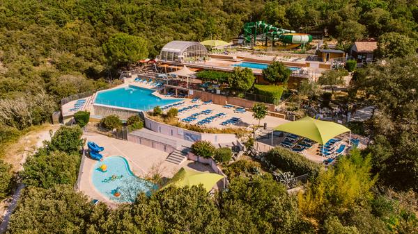 Ein Blick auf den Wasser- und Wellnessbereich des FKK-Campingplatzes Domaine de la Sablière im Departement Gard.