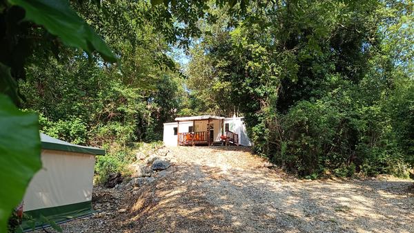 Auf rund 72 Hektar finden rund 500 Stellplätze Platz. Auch komfortable Mietunterkünfte sind dabei.