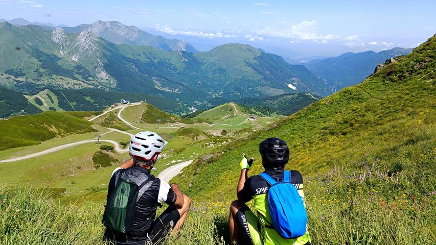 Dringend empfehlenswert inmitten dieser beeindruckenden Bergwelt: Irgendwo auf rund 2000 Metern Höhe vom Rad absteigen, sich hinsetzen - und Panorama und Ruhe genießen.