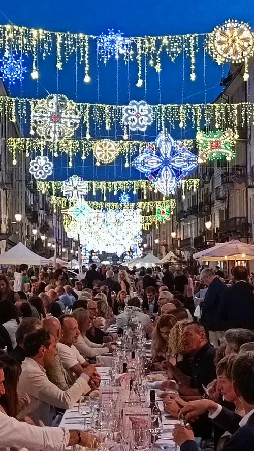 Guter Ausgangspunkt, um die Gegend zu erkunden, ist Cuneo. Eine Stadt mit rund 55.000 Einwohnern, die hier nicht den Weihnachtsschmuck vergessen hat. Sondern wo es Tradition ist, im Sommer die Haupt-Flaniermeile zu illuminieren. Inklusive einem traditionellen Benefiz-Dinner, das in diesem Jahr zu Gunsten des lokalen Krankenhauses organisiert wurde.