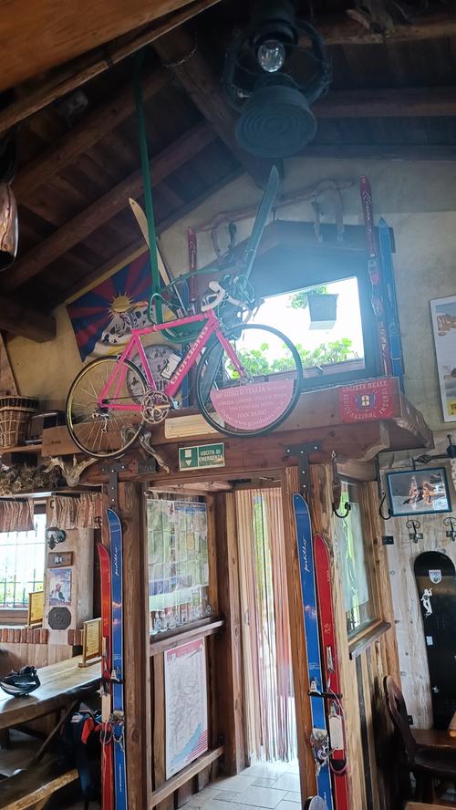 Der Radsport ist in Italien zu Hause und omnipräsent. Selbst dann, wenn das Bike nicht mehr zum Berge erklimmen zu gebrauchen ist - als Dekomaterial erfüllt es immer noch originell und sehenswert in mancher Hütte seinen Zweck.